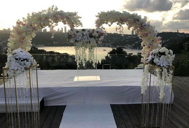 Nikah kürsüsü & kiralık  arka tag ve çiçeği